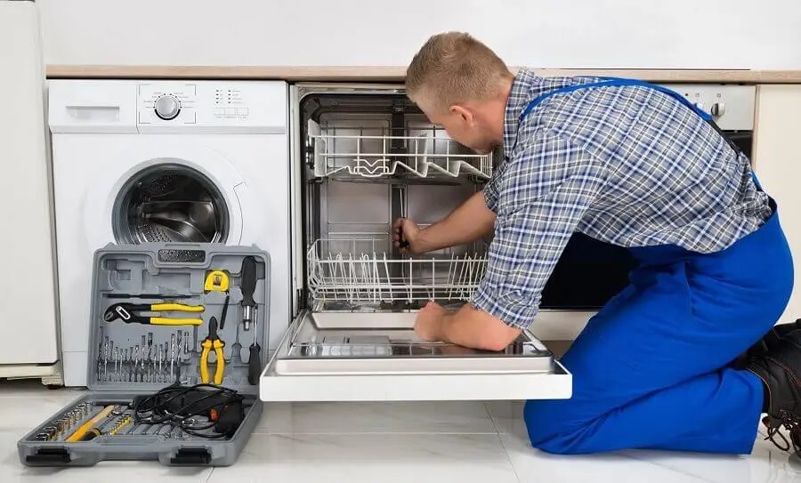 Akyazı Viessmann servisi teknisyen ekibi beyaz eşya tamiri yaparken
